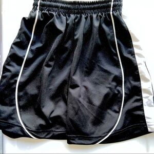 PROTIME youth medium basketball/soccer/athletic shorts in black and white